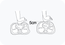 누를때는 상체의 체중을 실어서 눌리는 부위가 약 5cm정도 내려가게 누르는 것을 설명하는 이미지